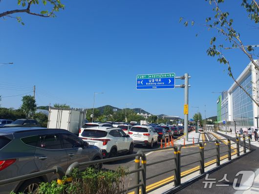 5일 인천 트레이더스 구월점에 들어가기 위한 차량들이 인근 도로에 길게 줄을 서 있다.