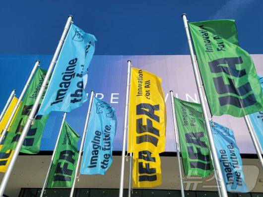 유럽 최대 가전 박람회 'IFA2025' 개막을 앞둔 4일(현지시각) 독일 메세 베를린(Messe Berlin) 건물 앞에 IFA 깃발이 휘날리고 있다. 2025.9.4 ⓒ News1 최동현 기자