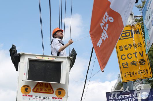 이준석 개혁신당 대표가 5일 오후 대구 북구 경북대학교 북문 앞에서 직접 고소작업차에 올라 당원모집 현수막을 설치하고 있다. 2025.9.5/뉴스1 ⓒ News1 공정식 기자
