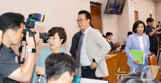 5일 서울 여의도 국회에서 열린 제429회 국회(정기회) 법제사법위원회 검찰 개혁 입법청문회에서 곽규택, 조배숙, 나경원 국민의힘 의원들이 증인채택 등에 반발해 자리를 떠나고 있다. 2025.9.5/뉴스1 ⓒ News1 이승배 기자