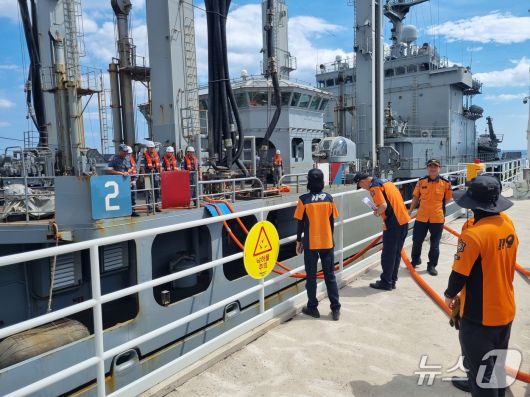 6일 강릉 급수 현장을 찾은 이영팔 소방청 차장이 지원 상황과 현장에 동원된 직원 등을 격려했다.(강원도소방본부 제공. 재판매 및 DB금지)/뉴스1