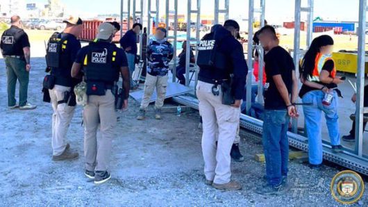 미국 이민당국이 4일(현지시간) 조지아주에 위치한 현대자동차와 LG에너지솔루션이 공동으로 건설 중인 조지아주 브라이언 카운티 소재 전기차 배터리 공장 건설현장을 급습해 불법체류자 혐의가 있는 450여명을 체포했다.  (ATF 애틀랜타 X 계정 캡처, 재판매 및 DB 금지) 2025.9.5/뉴스1 ⓒ News1 김진환 기자