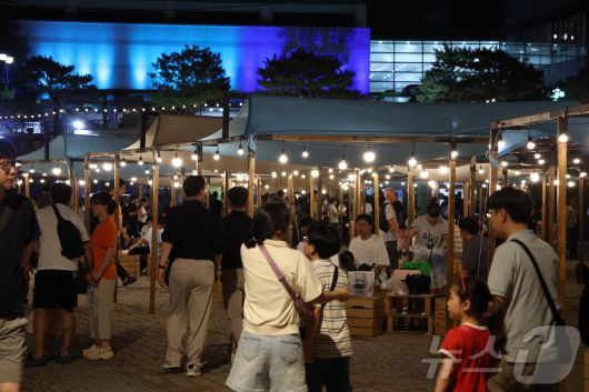 제29회 무주 반딧불축제 개막날인 6일 전북 무주군 등나무운동장에 방문객들의 발길이 이어지고 있다. 2025.9.6/뉴스1 ⓒ News1 유경석 기자