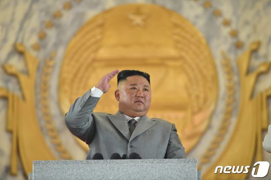 (평양 노동신문=뉴스1) = 지난 2020년 10월10일  김정은 북한 노동당 총비서가 당 창건일 75주년을 맞아 평양 김일성 광장에서 진행된 열병식에서 연설을 하면서 오른손을 높이 든 모습. [국내에서만 사용가능. 재배포 금지. DB 금지. For Use Only in the Republic of Korea. Redistribution Prohibited] rodongphoto@news1.kr