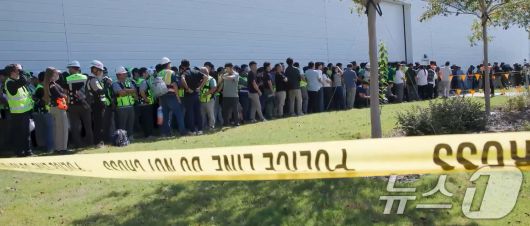 미국 이민세관단속국 ICE(U.S. Immigration and Customs Enforcement)가 조지아주 내 현대자동차그룹과 LG에너지솔루션 합작 배터리 공장 건설 현장의 한국인 직원 300여 명을 기습 단속·구금하는 영상을 공개했다. (ICE 홈페이지. 재판매 및 DB금지) 2025.9.6/뉴스1