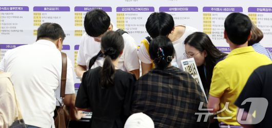 2025 완주군 일자리 박람회가 열린 4일 전북 완주군 우석대학교 체육관에 마련된 박람회장에서 구직자들이 이력서를 작성하고 있다. 2025.9.4/뉴스1 ⓒ News1 유경석 기자