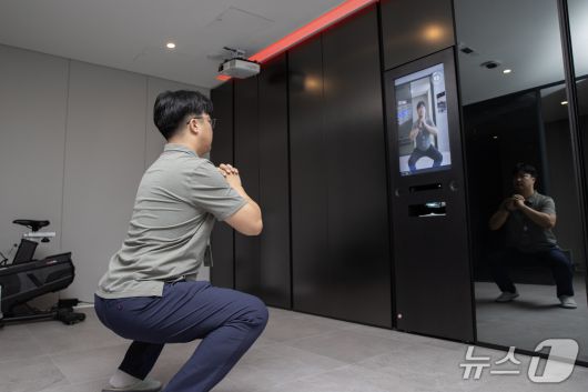 현대건설 관계자가 올라이프케어하우스 내에 있는 '웰니스(Wellness) 솔루션' 중 운동 기능을 직접 시연하고 있다. (현대건설 제공) 뉴스1 ⓒ News