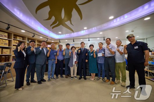 이재명 대통령이 지난 13일 경기도 파주시 장단면 행정복지센터에서 열린 주민 간담회에서 주민들과 기념촬영하고 있다. (이재명 대통령 SNS 캡처. 재판매 및 DB 금지) 2025.6.14/뉴스1