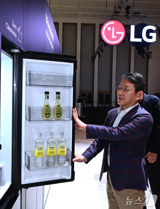 조주완 LG전자 대표이사 사장이 5일(현지시각) 유럽 최대 가전 박람회 'IFA 2025'가 열린 독일 메세 베를린 내 LG전자 부스를 둘러보고 있다.(LG전자 제공)