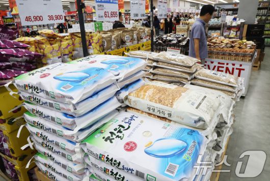 정부가 쌀 소비자 가격이 급등하자 오는 11일 부터 20kg당 쌀값 할인액을 5천 원으로 확대한다. 서울의 한 대형마트 쌀 판매대 모습. 2025.9.5/뉴스1 ⓒ News1 이광호 기자