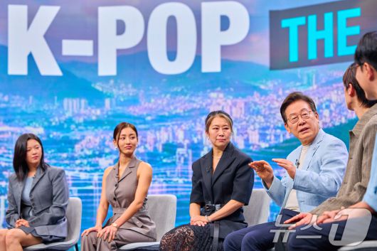 이재명 대통령이 지난 8월 20일 넷플릭스 애니메이션 '케이팝 데몬 헌터스' 메기 강 감독, 걸그룹 트와이스 등과 K팝 산업의 미래에 관해 논의한 모습. (대통령실 제공. 재판매 및 DB 금지) 2025.8.20/뉴스1 ⓒ News1 허경 기자