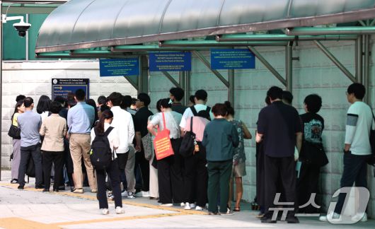 '조지아 구금 사태'에 미국 비자 문제가 수면 위로 드러난 가운데, 8일 오전 서울 종로구 주한 미국대사관 앞에서 시민들이 미국 비자를 발급받기 위해 줄을 서고 있다. 2025.9.8/뉴스1 ⓒ News1 구윤성 기자