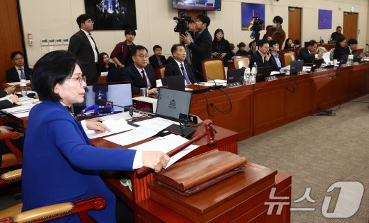 최민희 과학기술정보방송통신위원장이 26일 오전 서울 여의도 국회에서 열린 과학기술정보방송통신위원회 제17차 전체회의에서 인공지능(AI) 관련 법안들을 가결하고 있다. 2024.11.26/뉴스1 ⓒ News1 김민지 기자