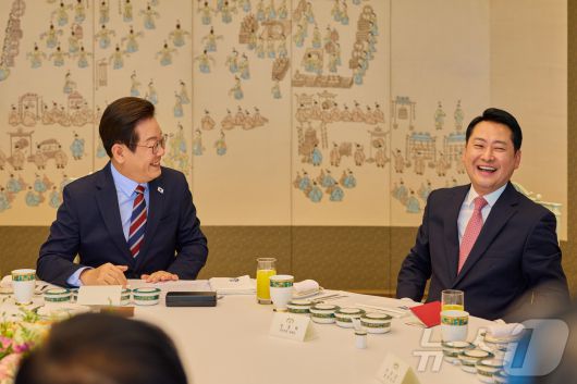이재명 대통령이 8일 서울 용산 대통령실 청사에서 열린 여야 지도부 오찬 회동에서 장동혁 국민의힘 대표와 미소를 짓고 있다. (대통령실 제공. 재판매 및 DB 금지) 2025.9.8/뉴스1 ⓒ News1 이재명 기자