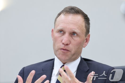 크리스토퍼 렙속(Christopher L. Lebsock) 하우스펠드 로펌 선임파트너 변호사가 4일 서울 서대문구 위더피플 법률사무소에서 구글·애플 상대 인앱 결제 수수료 소송 관련 뉴스1과 인터뷰를 하고 있다. 2025.9.4/뉴스1 ⓒ News1 안은나 기자