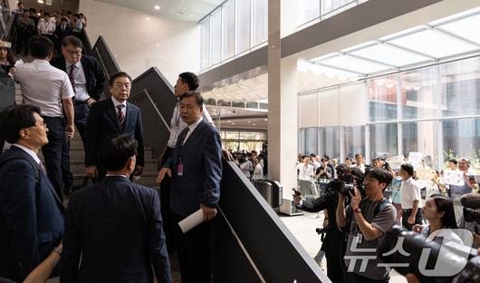 김형석 독립기념관장이 8일 서울 여의도 국회 소통관에서 대국민 기자회견을 마치고 차량으로 향하기 전 대기하고 있다. 2025.9.8/뉴스1 ⓒ News1 이승배 기자