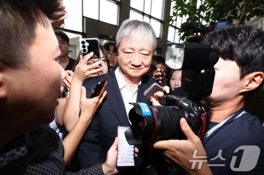 이찬진 금융감독원장이 9일 오전 서울 여의도 금융감독원 로비에서 금감원 내 금융소비자보호처 분리 및 공공기관 지정 등 최근 금융감독체계 조직 개편 반대 시위가 열리고 있는 가운데 출근하고 있다. 2025.9.9/뉴스1 ⓒ News1 김민지 기자