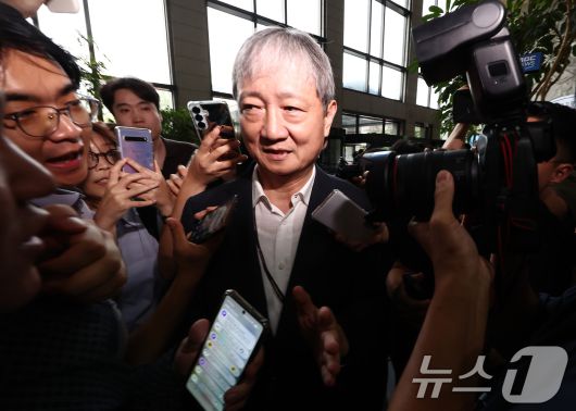 이찬진 금융감독원장이 9일 오전 서울 여의도 금융감독원 로비에서 금감원 내 금융소비자보호처 분리 및 공공기관 지정 등 최근 금융감독체계 조직 개편 반대 시위가 열리고 있는 가운데 출근하고 있다. 2025.9.9/뉴스1 ⓒ News1 김민지 기자