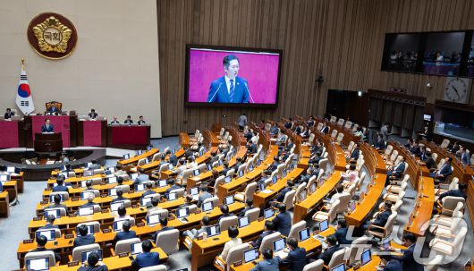 9일 서울 여의도 국회에서 열린 제429회 국회(정기회) 제2차 본회의에서 정청래 더불어민주당 대표의 교섭단체 대표 연설 중 국민의힘 의원들이 본회의장을 빠져나가고 있다. 2025.9.9/뉴스1 ⓒ News1 유승관 기자
