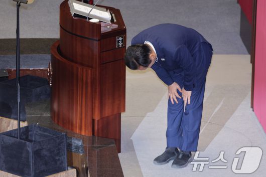 정청래 더불어민주당 대표가 9일 오전 서울 여의도 국회에서 열린 제429회국회(정기회) 제2차 본회의에서 국정에 관한 교섭단체 대표연설에 앞서 국민의힘 의원들을 향해 인사하고 있다. 2025.9.9/뉴스1 ⓒ News1 신웅수 기자