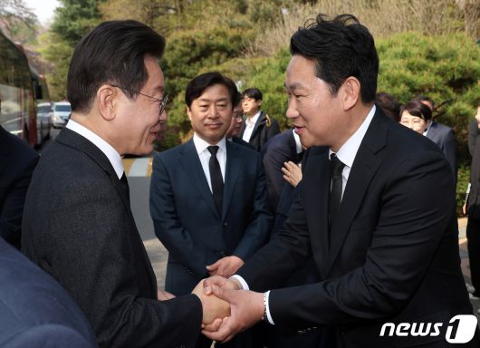 2024년 4월 12일 당시 이재명 더불어민주당 대표가 국립서울현충원을 참배하고 곽상언 당선인과 인사를 나누고 있는 모습. (공동취재) 2024.4.12/뉴스1 ⓒ News1 구윤성 기자