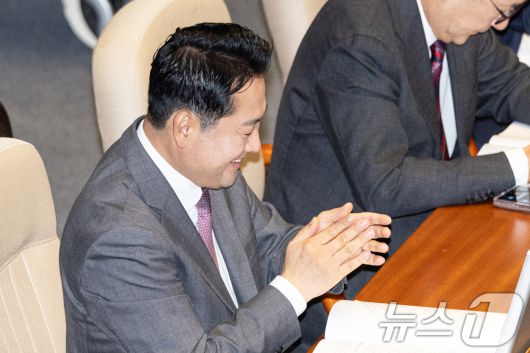 장동혁 국민의힘 대표가 10일 오전 서울 여의도 국회에서 열린 제429회국회(정기회) 제3차 본회의에서 송언석 원내대표의 교섭단체 대표연설을 들으며 박수치고 있다. ⓒ News1 이승배 기자