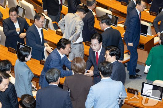 송언석 국민의힘 원내대표가 10일 오전 서울 여의도 국회에서 열린 제429회국회(정기회) 제3차 본회의에서 국정에 관한 교섭단체 대표연설을 마치고 의원들과 인사하고 있다. ⓒ News1 이승배 기자