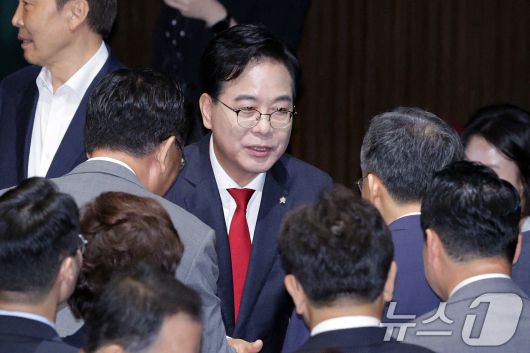 송언석 국민의힘 원내대표가 10일 오전 서울 여의도 국회에서 열린 제429회국회(정기회) 제3차 본회의에서 국정에 관한 교섭단체 대표연설을 마친 후 의원들과 인사하고 있다. 2025.9.10/뉴스1 ⓒ News1 신웅수 기자