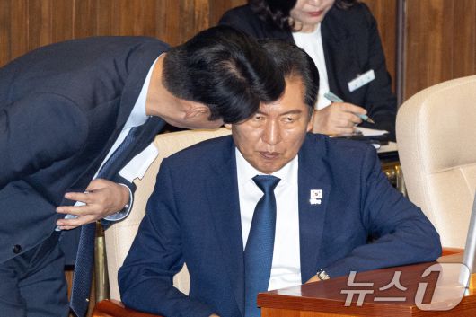 정청래 더불어민주당 대표가 10일 오전 서울 여의도 국회에서 열린 제429회국회(정기회) 제3차 본회의에서 송언석 국민의힘 원내대표의 교섭단체 대표연설을 들으며 의원들과 대화하고 있다. ⓒ News1 이승배 기자