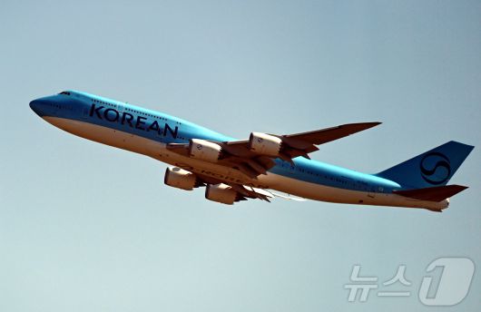 미국 조지아주 현대차그룹-LG에너지솔루션 배터리 합작 공장 건설 현장에서 구금된 한국인들을 태울 대한항공 B747-8i 전세기가 10일 오전 인천국제공항 2터미널에서 이륙하고 있다. 2025.9.10/뉴스1 ⓒ News1 공항사진기자단