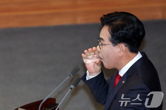 송언석 국민의힘 원내대표가 10일 서울 여의도 국회에서 열린 제429회 국회(정기회) 제3차 본회의에서 교섭단체 대표연설을 하며 물을 마시고 있다. 2025.9.10/뉴스1 ⓒ News1 이승배 기자
