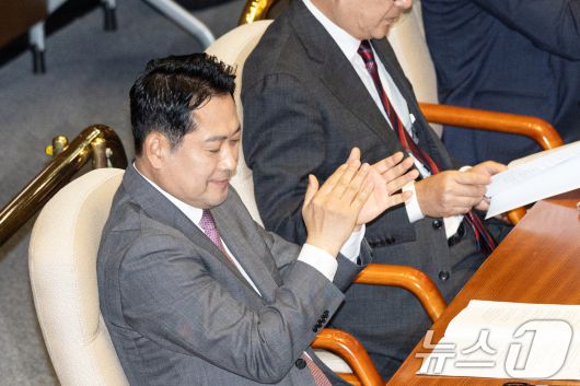 장동혁 국민의힘 대표가 10일 오전 서울 여의도 국회에서 열린 제429회국회(정기회) 제3차 본회의에서 송언석 원내대표의 교섭단체 대표연설을 들으며 박수치고 있다. ⓒ News1 이승배 기자