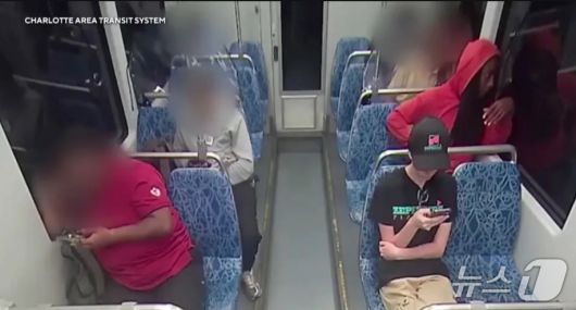 객차에 앉아 있다 뒷자리(오른쪽 빨강 후드)의 범인이 휘두른 흉기에 찔려 숨진 이리나 자루츠카(오른쪽 아래 검은 모자)/샬럿교통시스템