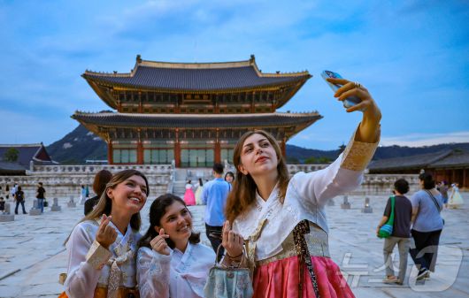 서울 종로구 경복궁을 찾은 외국인 관광객들이 근정전을 배경으로 셀카를 찍고 있다. 3/뉴스1 ⓒ News1 김진환 기자