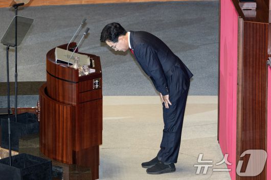 송언석 국민의힘 원내대표가 10일 오전 서울 여의도 국회에서 열린 제429회국회(정기회) 제3차 본회의에서 국정에 관한 교섭단체 대표연설을 마치고 인사하고 있다. ⓒ News1 이승배 기자