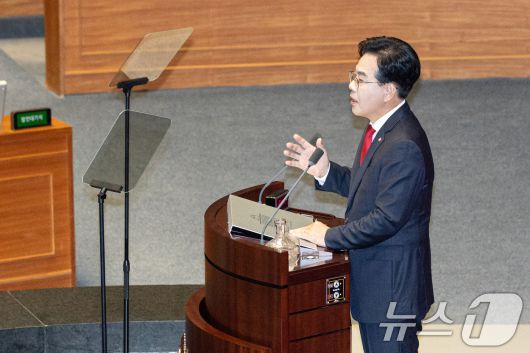 송언석 국민의힘 원내대표가 10일 오전 서울 여의도 국회에서 열린 제429회국회(정기회) 제3차 본회의에서 국정에 관한 교섭단체 대표연설을 하고 있다. ⓒ News1 이승배 기자