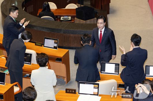 송언석 국민의힘 원내대표가 10일 오전 서울 여의도 국회에서 열린 제429회국회(정기회) 제3차 본회의에서 국정에 관한 교섭단체 대표연설을 마치고 국민의힘 의원들의 박수를 받으며 이동하고 있다. ⓒ News1 이승배 기자