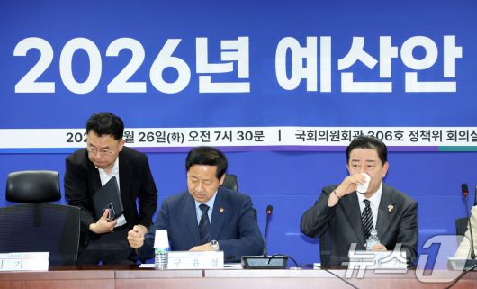 구윤철 경제부총리 겸 기획재정부 장관과 김병기 더불어민주당 원내대표가 26일 서울 여의도 국회 의원회관에서 열린 내년도 정부 예산안 편성 방향을 논의하기 위한 당정 협의에 참석하고 있다. 2025.8.26/뉴스1 ⓒ News1 이승배 기자