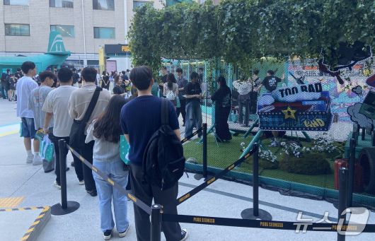 크래프톤 'PUBG: 배틀그라운드' 내 박격포 슈팅 체험을 현실화한 '모르타르 존'(MORTAR ZONE) 앞에 방문객들이 줄을 서 있다. 2025.09.11. ⓒ 뉴스1 신은빈 기자