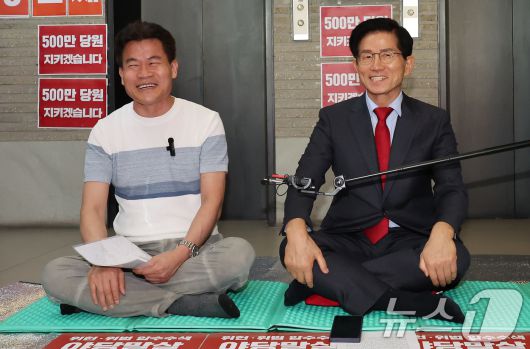 전한길 씨가 지난 8월 18일 오후 서울 여의도 국민의힘 중앙당사를 찾아 특검의 국민의힘 압수수색 저지 농성 중인 김문수 당대표 후보와 만나 입장을 밝히고 있다. 전 씨는 이 자리에서 장동혁 후보 지지와 관련된 보도에 대해 오해라는 입장을 밝혔다. 2025.8.18/뉴스1 ⓒ News1 장수영 기자