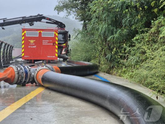 극심한 가뭄을 겪고 있는 강원 강릉지역에 많은 비가 내린 13일 오전 비로 물살이 거세지며 소방 대용량포 방사 작업이 잠시 멈춰선 모습. 2025.9.13/뉴스1 ⓒ News1 윤왕근 기자