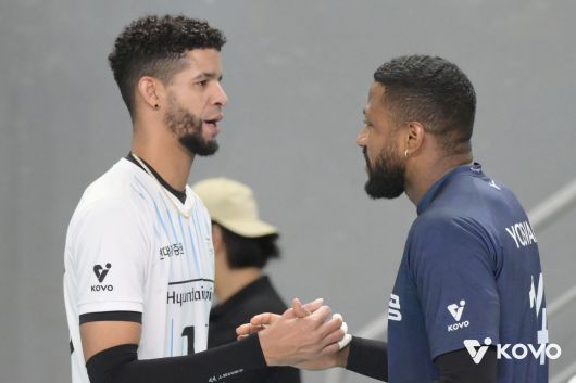 KOVO컵에 뛸 수 없게 된 레오(왼쪽)(KOVO제공)