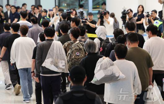 미국 이민당국에 의해 체포됐던 한국인 근로자가 12일 인천국제공항 제2여객터미널을 통해 귀국하고 있다. (공동취재)2025.9.12/뉴스1 ⓒ News1 박지혜 기자
