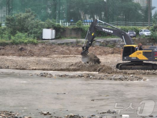 극심한 가뭄을 겪고 있는 강원 강릉지역에 많은 비가 내린 13일 오전 홍제동 남대천 임시취수장에 물이 불어난 모습. 2025.9.13/뉴스1 ⓒ News1 윤왕근 기자
