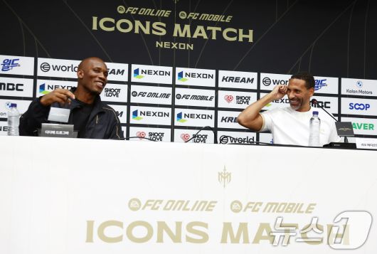13일 오후 서울 마포구 서울월드컵경기장에서 열린 '2025 아이콘매치: 창의 귀환, 반격의 시작' 미디어데이에서 FC 스피어 주장 디디에 드로그바(왼쪽)와 실드 유나이티드 주장 리오 퍼디난드가 대화하고 있다. 2025.9.13/뉴스1 ⓒ News1 김민지 기자