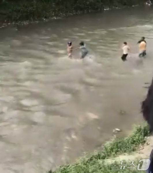 네팔 재무장관이 강에서 시위대에 쫓기며 구타를 당하고 있다. (출처=엑스) 2025.9.10./뉴스1