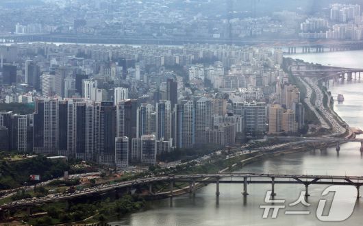 송파구 서울스카이전망대에서 바라본 서울 강남구 아파트단지 모습.뉴스1 ⓒ News1 박세연 기자