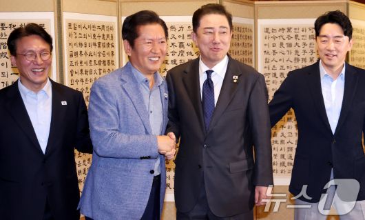 정청래 더불어민주당 대표와 김병기 원내대표가 14일 오후 서울 종로구 삼청동 국무총리 공관에서 열린 당정대 고위급 만찬 회동에서 기념촬영을 마친 후 손을 잡고 있다. (공동취재) 2025.9.14/뉴스1 ⓒ News1 이광호 기자