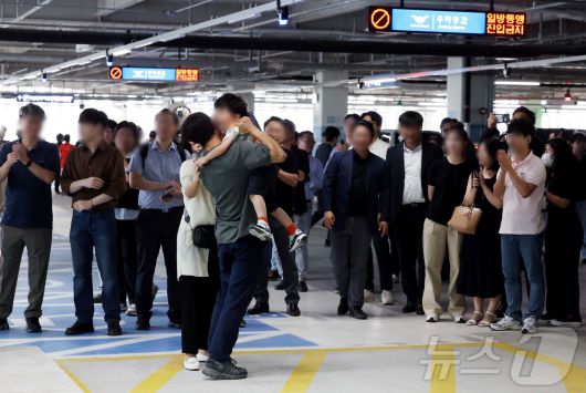 미국 이민당국에 의해 조지아주에 구금됐던 한국인 근로자들이 지난 12일 인천국제공항 제2여객터미널을 통해 귀국한 뒤 가족들과 기뻐하고 있다. (공동취재) 2025.9.12/뉴스1 ⓒ News1 박지혜 기자
