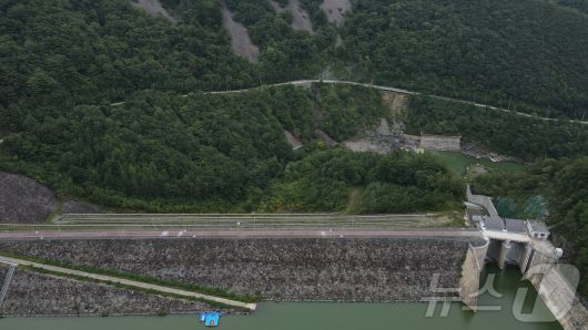 (사진은 기사 내용과 무관함) 환경부와 강원 강릉시가 10일 공동 발표를 통해 강원 평창군 대관령면 도암댐을 한시적으로 활용해 강릉지역 가뭄 대응에 나서기로 했다. 이달 9일 도암댐의 모습. (독자 제공. 재판매 및 DB금지) 2025.9.10./뉴스1 2025.9.10/뉴스1 ⓒ News1 신관호 기자